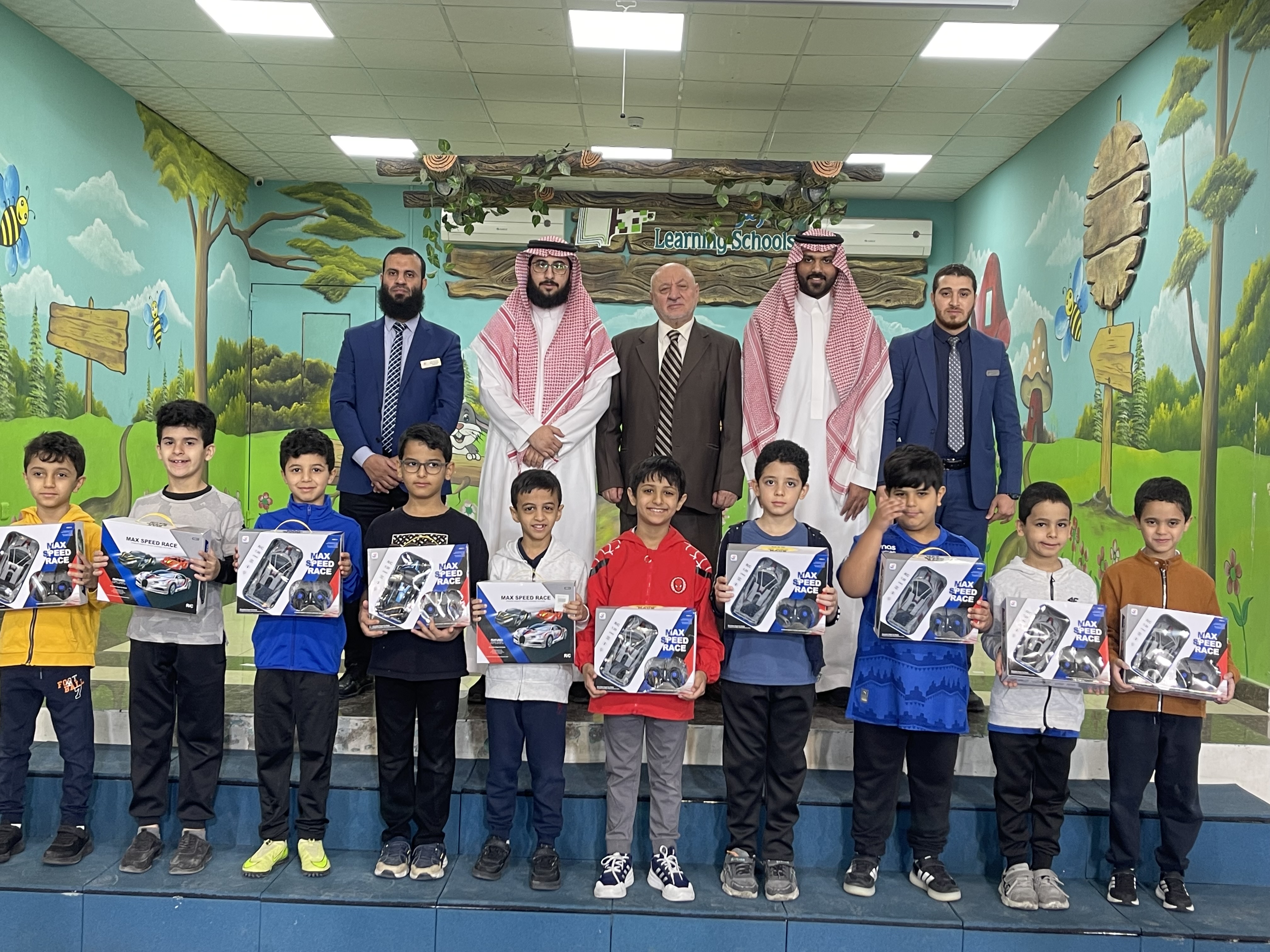 تكريم الطلاب المشاركين والمنتظمين في المقرأة الصباحية